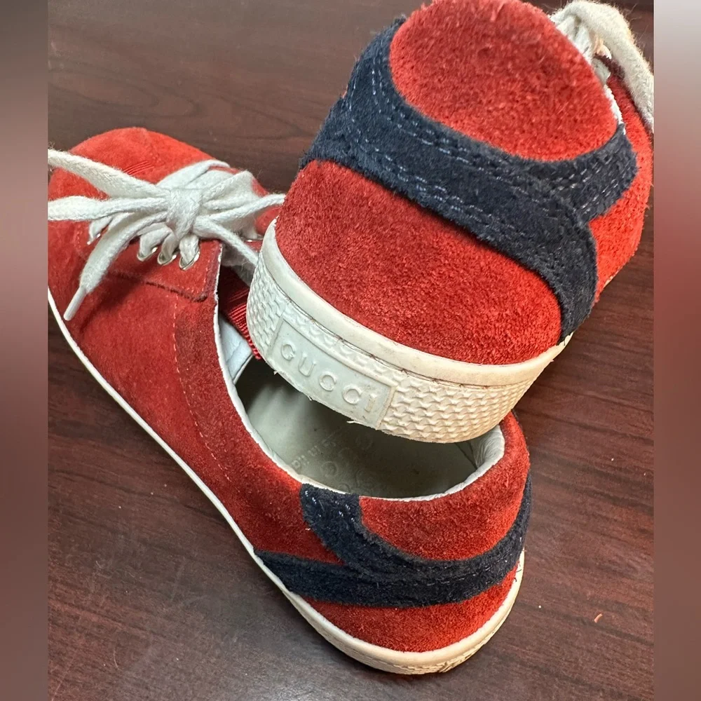 Gucci Kids Red Suede Low Top Sneakers Navy‎ Blue Accent 410382 Size 29